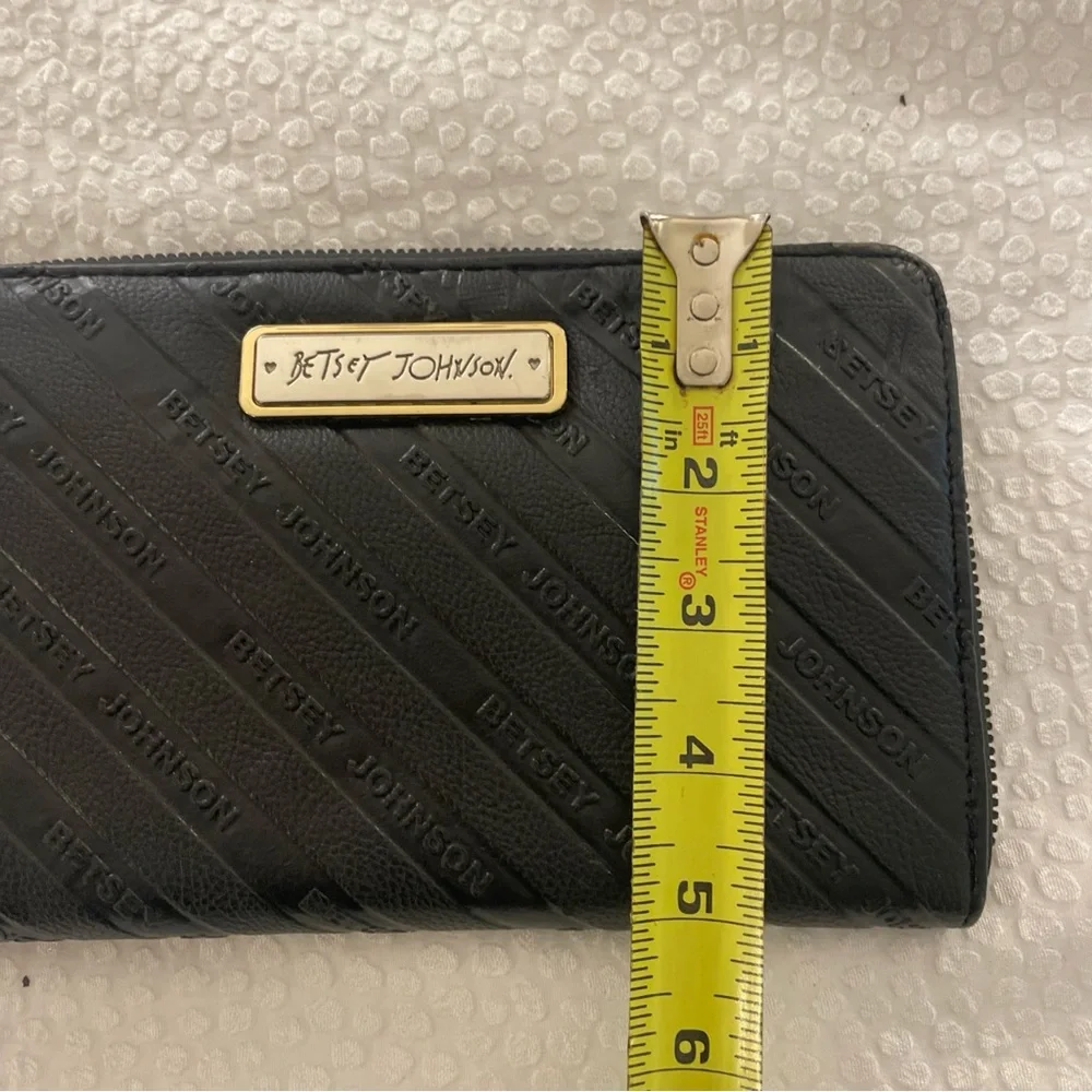 Betsey‎ Johnson Large Black Zip-Around Wallet 8x5